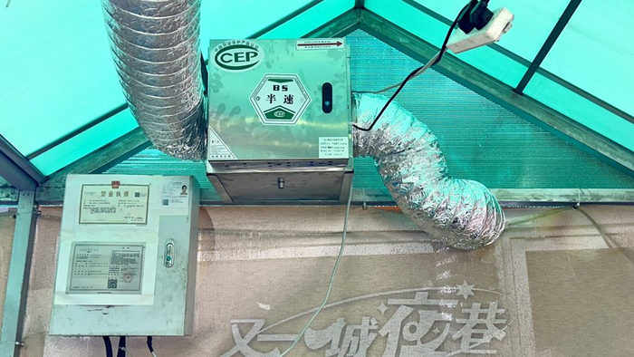 产生油烟的摊位都安装了合规的油烟净化设备