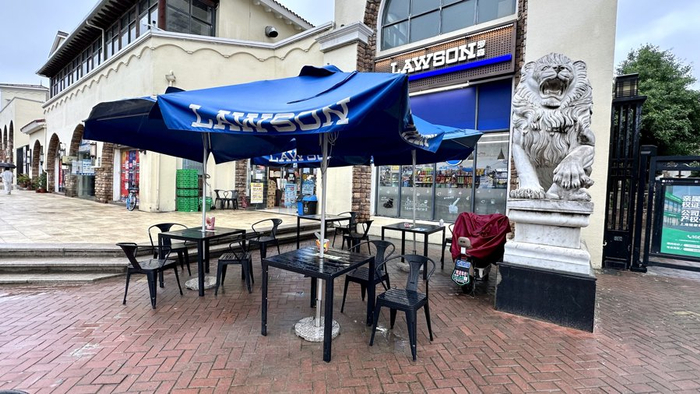 罗森便利店门前的外摆位