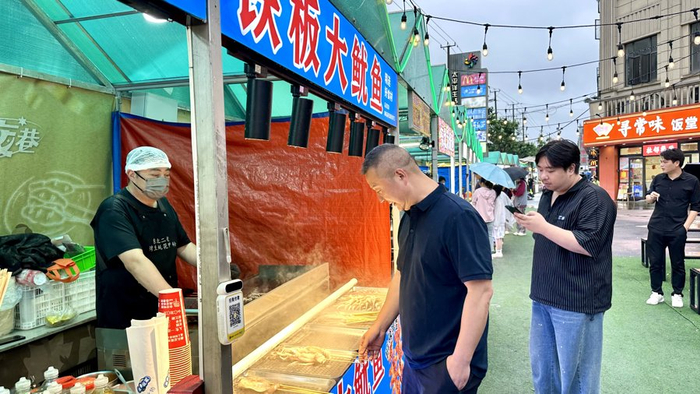 夜市聚集了各地风味小吃