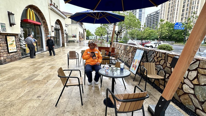 瑞幸咖啡门前的外摆位