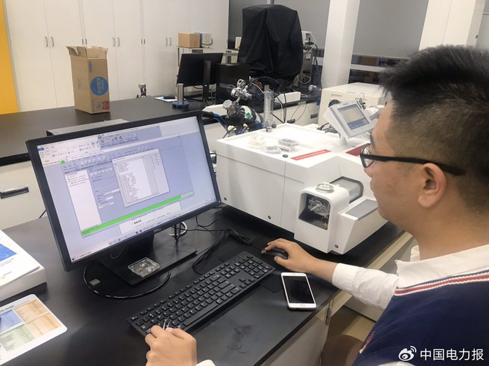 ▲工作室成员开展海上稠油热采关键参数测试研究