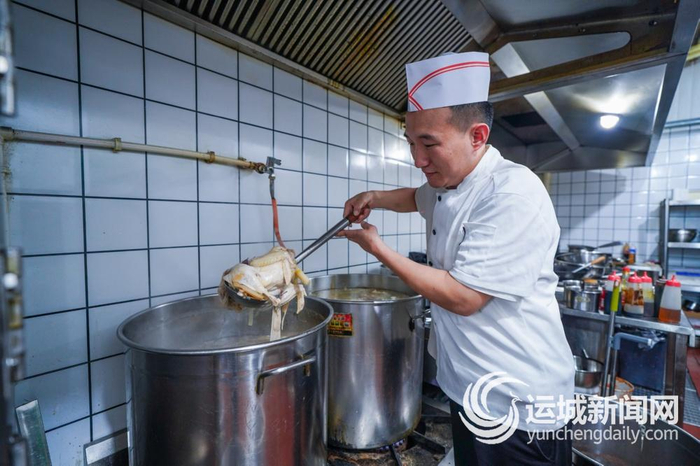 火啦啦绛州火锅店后厨，老板在为铜火锅熬制高汤。本报记者 陈方斌 摄