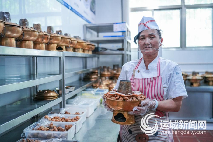 新绛海泉美食坊内，工作人员在给铜火锅装置食材。本报记者 陈方斌 摄