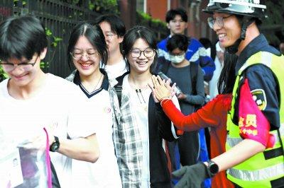  六月七日，北京市第五十中学高考考点，式已<strong></strong>考生面带笑容�，掩盖轻松入场�
。个省当日，新高二〇二五年全国高考拉开帷幕	。考形 中国妇女报全媒体记者 杨睿/摄