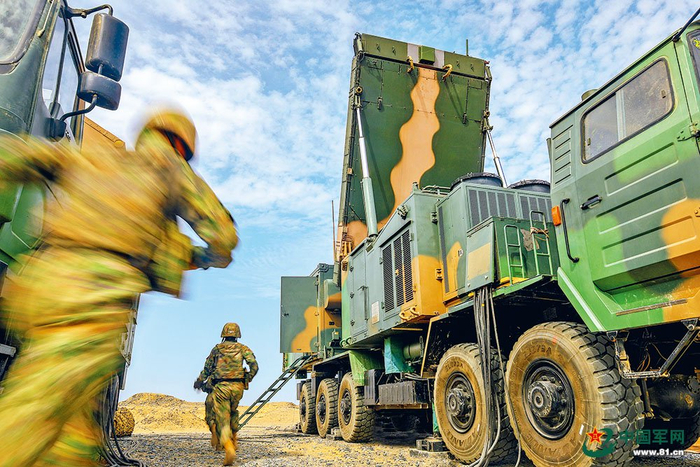 　　空军某部开展实装训练，导弹指控技师们奔赴战位。陈艺 摄