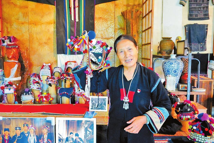 李金梅展示哈尼刺绣服饰。