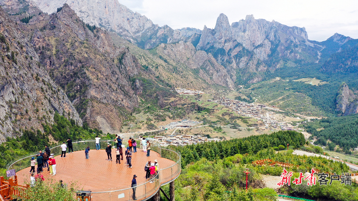 初夏时节，不少游客前往扎尕那景区游览。（本文图片由新甘肃·甘肃日报记者 马伊星摄）