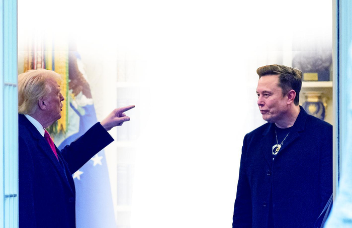     3月14日，在美国华盛顿白宫，美国总统特朗普（左）和马斯克在办公室内交谈（资料照片）。    新华社发