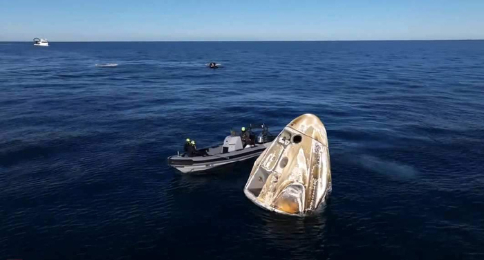 2025年3月18日，滞留太空286天的美国宇航员巴里·威尔莫尔和苏尼·威廉姆斯最终通过龙飞船返回地球。