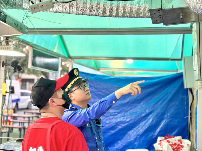 城管执法队员正在检查油烟净化设备