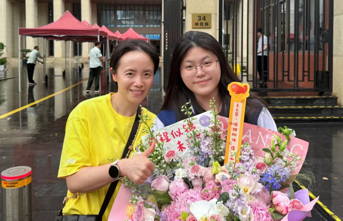 高考外语考试结束后，孟同学收到妈妈送的鲜花。澎湃新闻记者 李菁 图