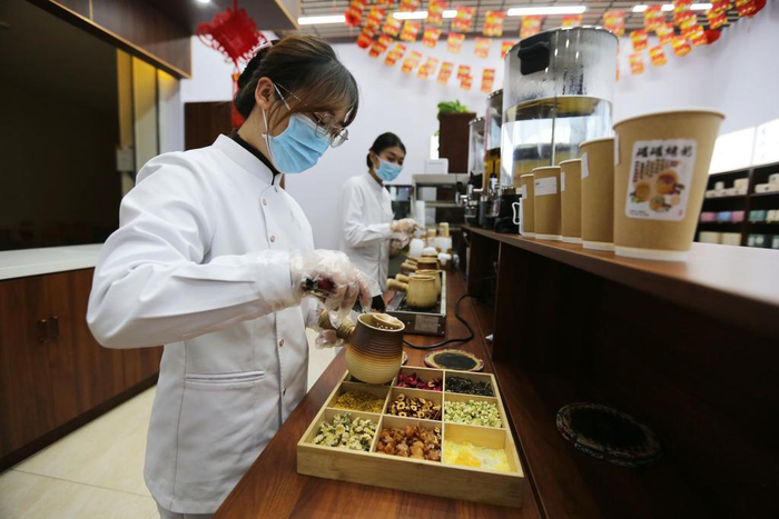 　　2024年12月24日，在甘肃省定西市中医医院，工作人员在配制中药茶饮。新华社发（王克贤摄）