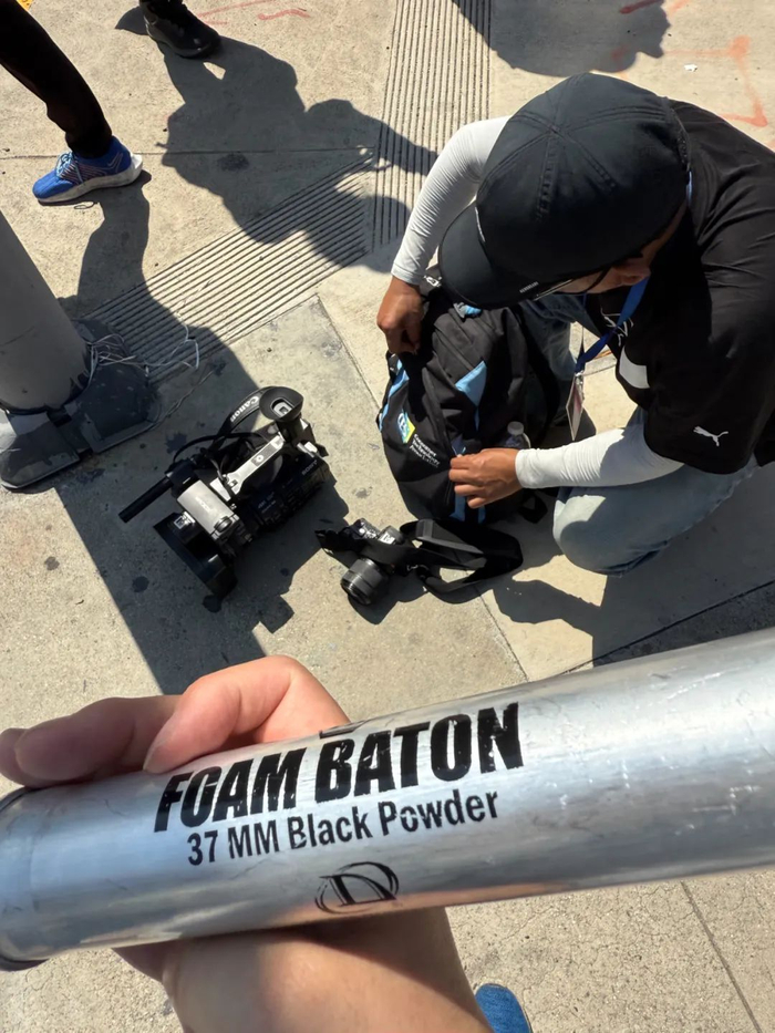 这是6月8日在美国加利福尼亚州洛杉矶市中心的联邦执法机构门前拍摄的警方发射的泡沫弹外壳。新华社记者 高山 摄