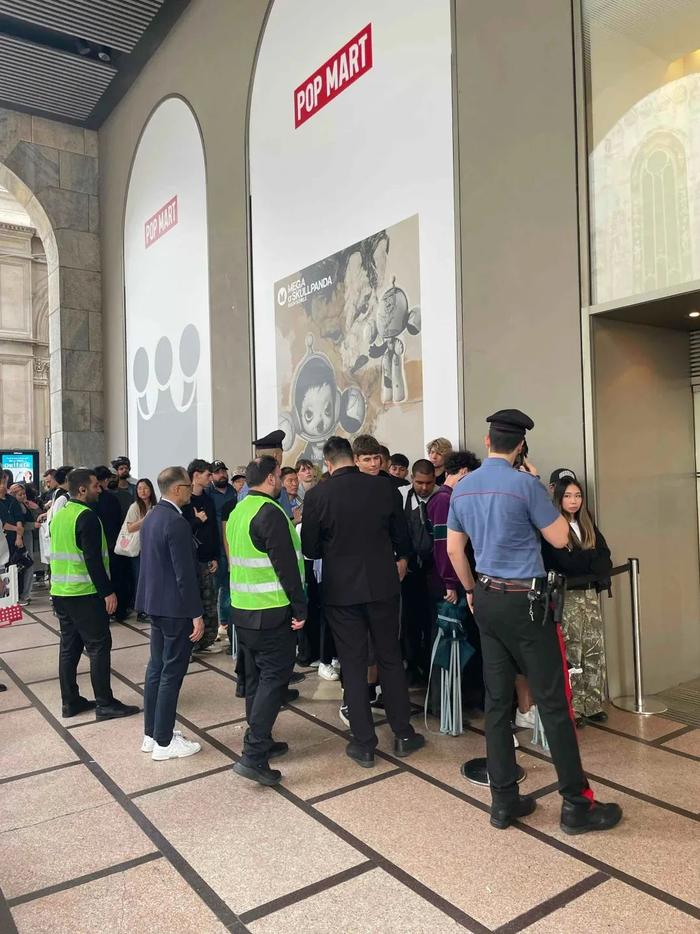 米兰泡泡玛特门店前排起的队伍。受访者供图