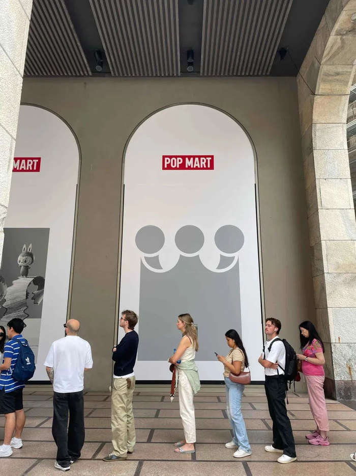 米兰泡泡玛特门店前排起的队伍。受访者供图