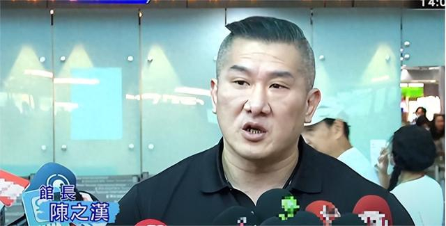 “馆长”10日在桃园机场接受台媒采访 图源：截取自台媒直播