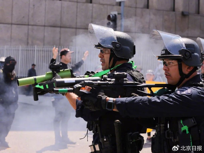 6月8日，在美国洛杉矶的联邦执法机构门前，警察试图驱散抗议人群。新华社发
