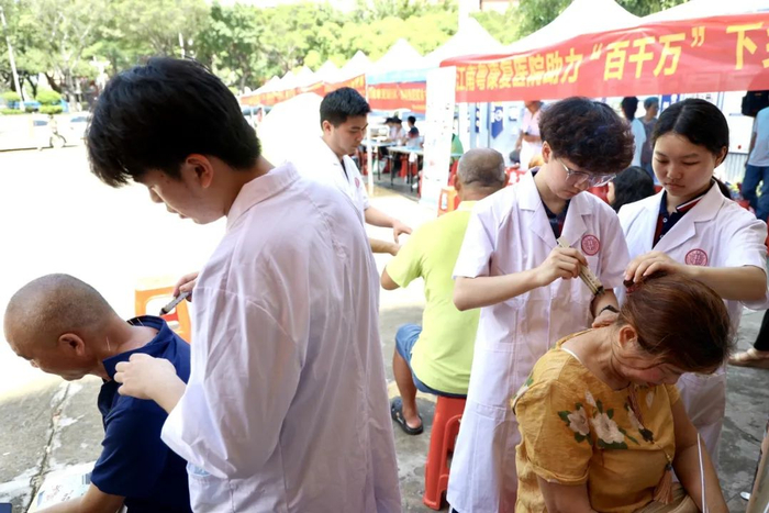 湛江中医学校开展文化卫生科技“三下乡”文明实践活动。图源湛江中医学校