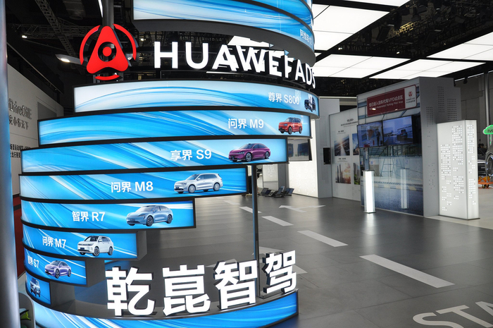2025年上海车展，华为乾崑智能展区｜图片来源：视觉中国
