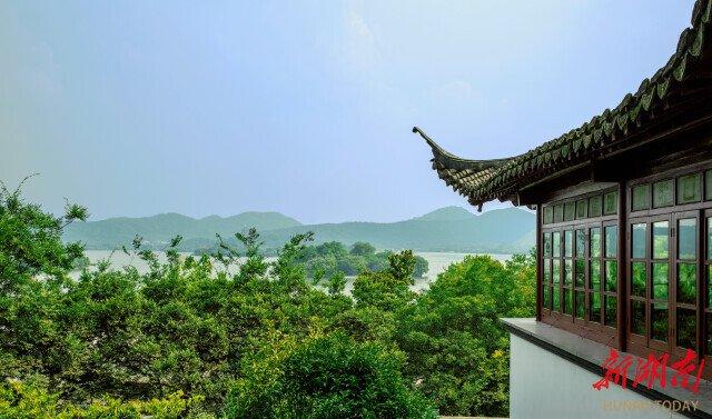 四照阁可远眺西湖美景。