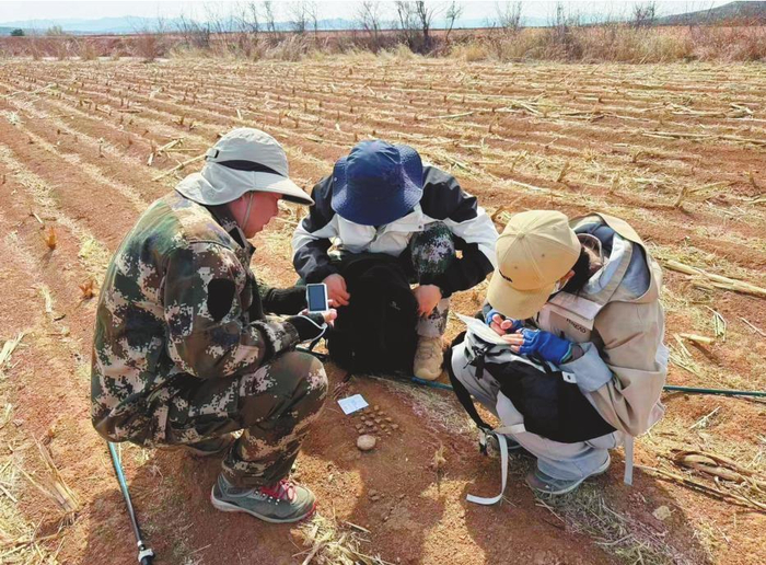 考古队员在大凌河中游地区进行红山野外调查。受访者供图