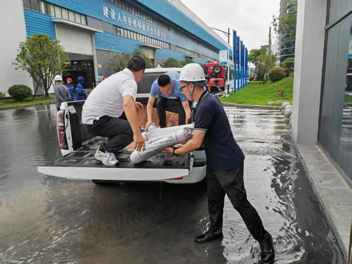 5月22日暴雨来袭，航特装备厂区局部区域积水，掇刀应急突击队紧急驰援。图片来源：荆门应急