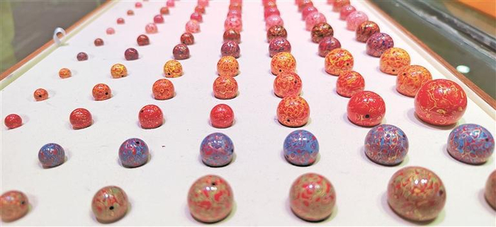 贵州丹缘朱砂工艺品有限公司的漆艺珐琅彩朱砂产品。   吴采丽 摄