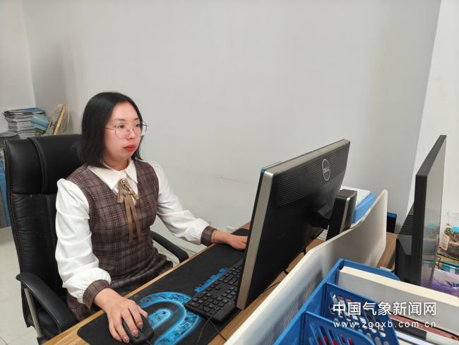 图为孟玉婧在制作内蒙古自治区暴雨灾害风险区划图 刘诗梦 摄影