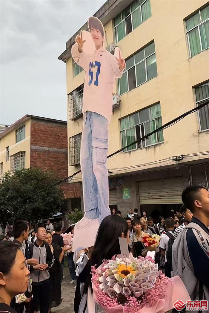 亲友为考生准备偶像纪念纸牌。