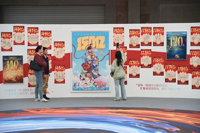 2025年4月19日，观众在第十五届北京国际电影节的特别展览上参观。新华社记者 李鑫 摄