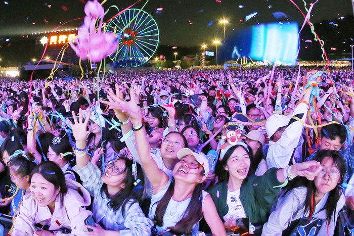 2025年5月1日晚，人们在江苏常州太湖湾音乐节上欢呼。新华社发（陈暐摄）