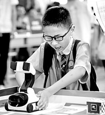     小选手在安徽省淮北师范大学附属相山学校进行“AI未来交通”项目比赛。陈文骁摄/光明图片