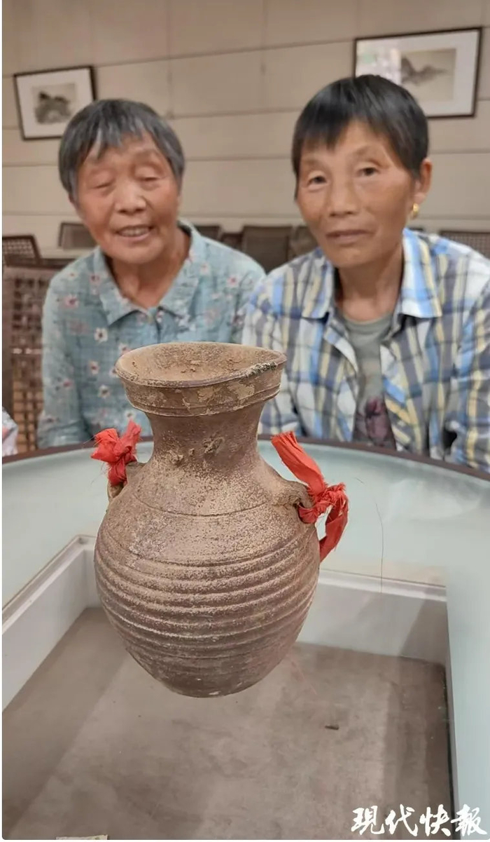 东汉双耳弦纹釉陶壶