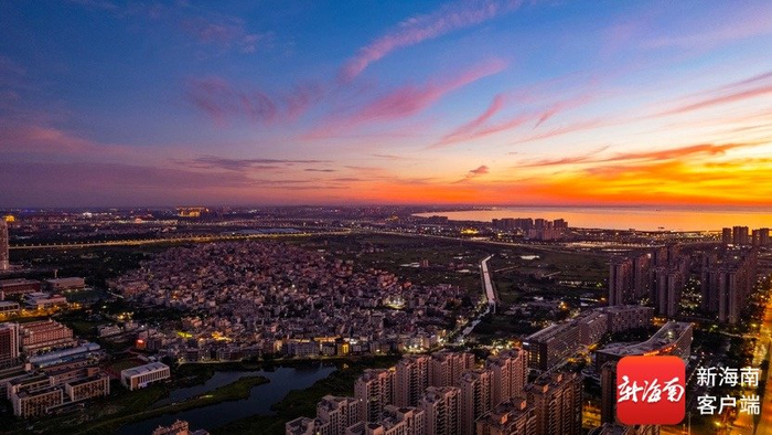 6月1日傍晚，海口市西海岸荣山寮渔村上空出现绚丽晚霞。记者 颜乐驰 摄