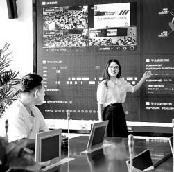     山东省滕州市育才中学生物教研组老师使用课堂数据分析系统开展教研活动。宋海存摄/光明图片