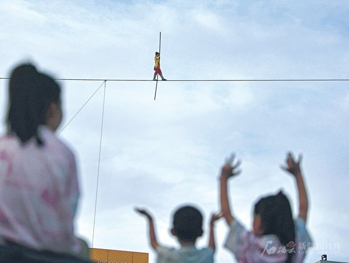 6月6日，演员在乌鲁木齐杉杉奥特莱斯购物广场表演高空达瓦孜。天山网-新疆日报记者邹懿 摄