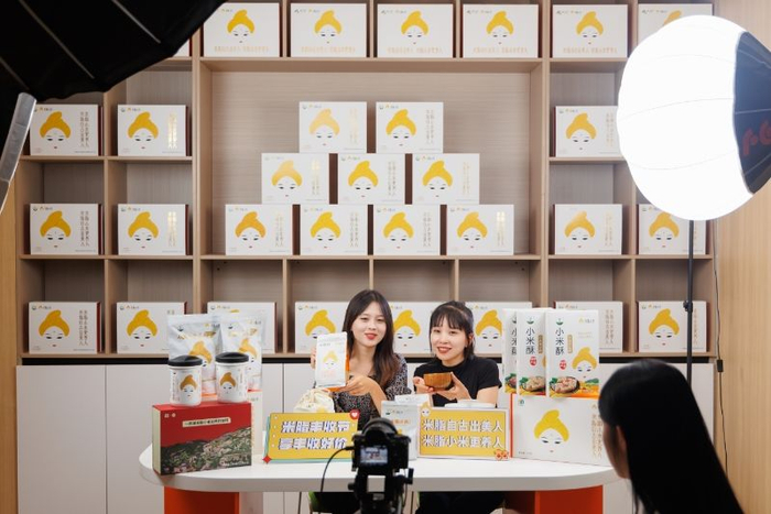 电商企业正在直播售卖米脂小米。受访者供图