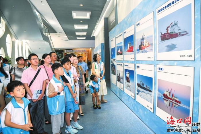 6月7日，“2025年世界海洋日暨全国海洋宣传日海洋主题图片展”在海口举办，吸引了众多市民游客前来观看。记者 苏弼坤 摄