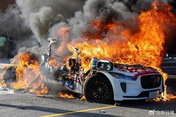 冲突中被烧毁的警车。图源：央视新闻客户端