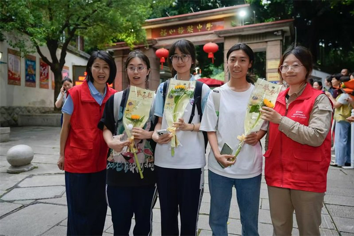 考生在考场外合影。谢贵明 摄