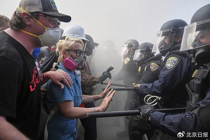 6月8日，美国洛杉矶市中心，抗议者在高速公路上与警方对峙。图源：视觉中国