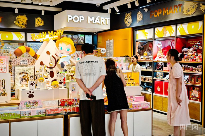 顾客在泡泡玛特门店挑选产品（央广网记者  张羲轮  摄）