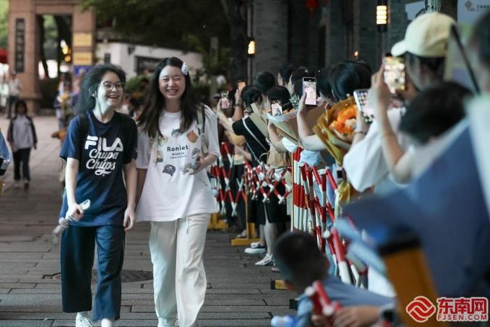 福州格致中学考点，考生高兴走出考场。谢贵明 摄