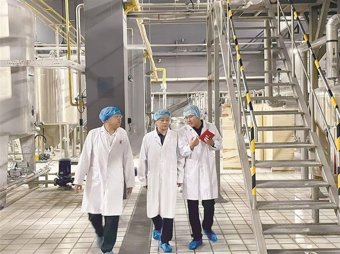图为东阿阿胶股份有限公司纪委联合管理部门在阿胶工厂查看安全生产情况。 东阿阿胶股份有限公司纪委供图
