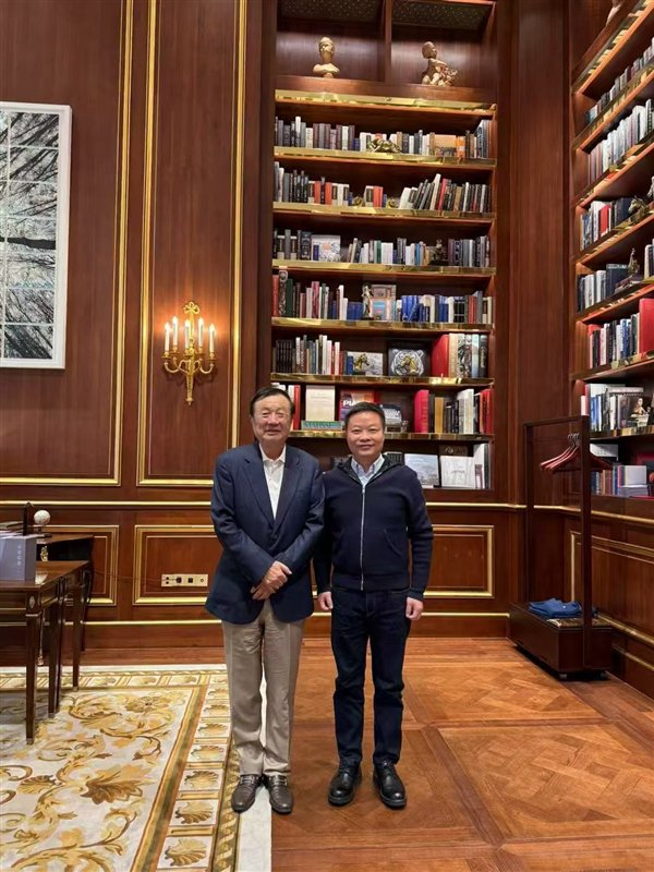 今年2月，何小鹏与任正非合影｜图片来源：何小鹏微博