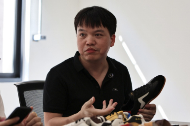 　　▲陈青福今年计划通过拼多多打响公牛世家的品牌知名度。（拍摄 展钊）