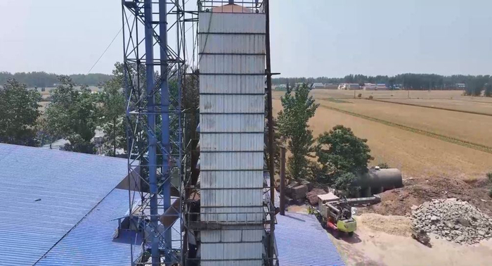 这是山东曹县震野粮食储备中心的烘干塔。新华社记者 刘铮 摄