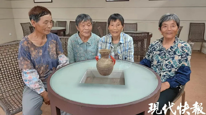 韦银凤（左一）、韦金芳、景凤英、景龙英四人