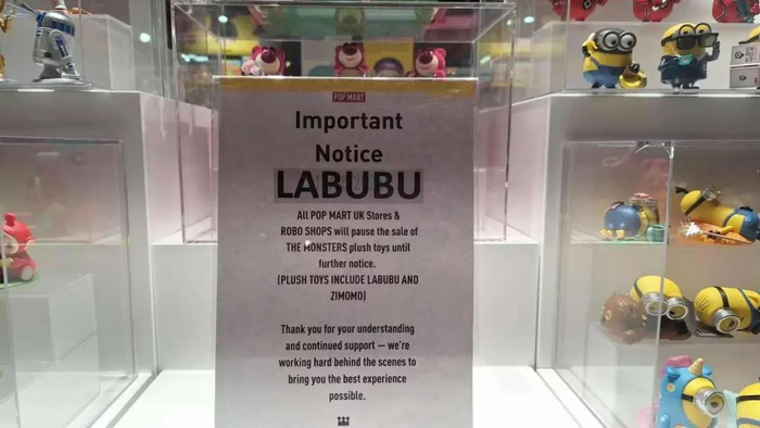 泡泡玛特伦敦唐人街店内的“拉布布”下架提示牌。 新华财经记者张亚东摄