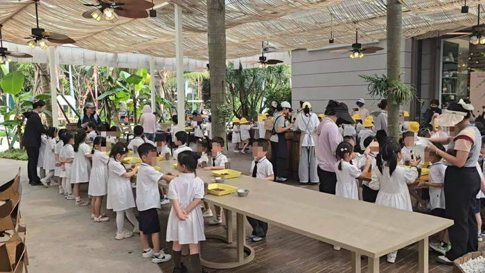 （研学团在巧克力小镇可可工坊制作巧克力 受访者供图）